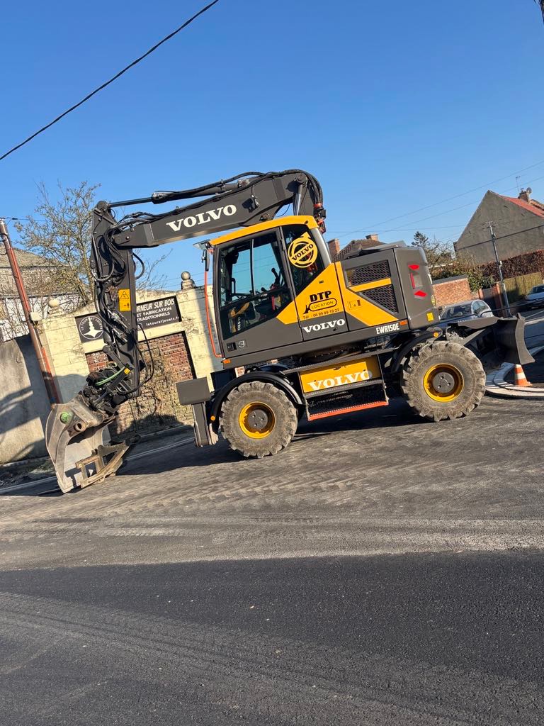 <div>Pelle à pneus 14T, 15T, 18T Rototilt<br>+ Accessoires<br><br>La pelle à pneus est une machine polyvalente et une précision incomparables sur les chantiers de TP, VRD et aménagements urbains. Grâce à son système de rotation et d'inclinaison hydraulique, le rototilt transforme le pelle en un véritable outil multifonction.<br><br>Avantages principaux:<br>*Polyvalence accrue<br>*Précision des mouvements<br>*Gain de productivité<br>*Mobilité<br><br></div>