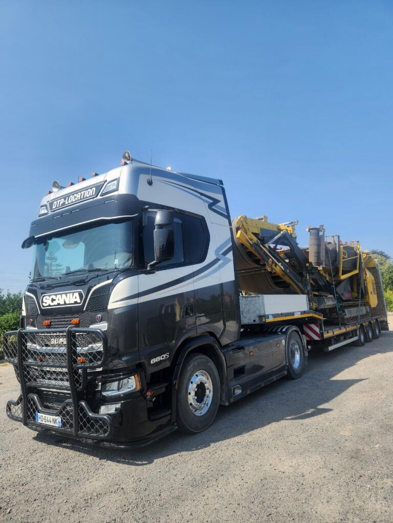 <div>Semi remorque Porte engin , plateau de 9300mm Maxtrailer<br><br>Spécialement conçue pour le transport de matériels lourds et encombrants tels que pelle à chenilles, pelle à pneus , engin agricole, manitou, chargeuse, bulldozer etc..<br><br>Transport porte engin hauts de France, Pas de calais et autres régions.&nbsp; &nbsp;</div>
