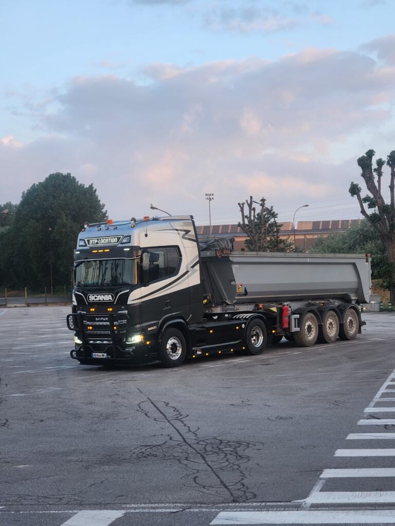 <div>Spécialement conçue pour le transport de matériaux lourds et en vrac utilisés dans les TP : gravats, sable, enrobés, cailloux ou terre.&nbsp;<br><br>Principaux atouts: Grande capacité de charge, polyvalence, solidité et efficacité.</div>