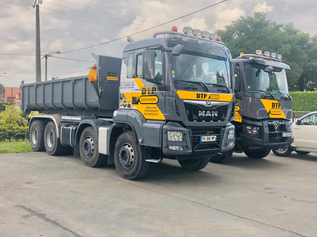 <div>LE 8*4 Ampliroll est un camion polyvalent et robuste, idéal pour les TP, le BTP, la collecte ou le transport de bennes amovibles. Equipé d'un système Ampliroll (bras hydraulique), il permet de charger, déposer et basculer différents types de bennes en toute sécurité et avec une grande rapidité.&nbsp;<br><br><br></div>