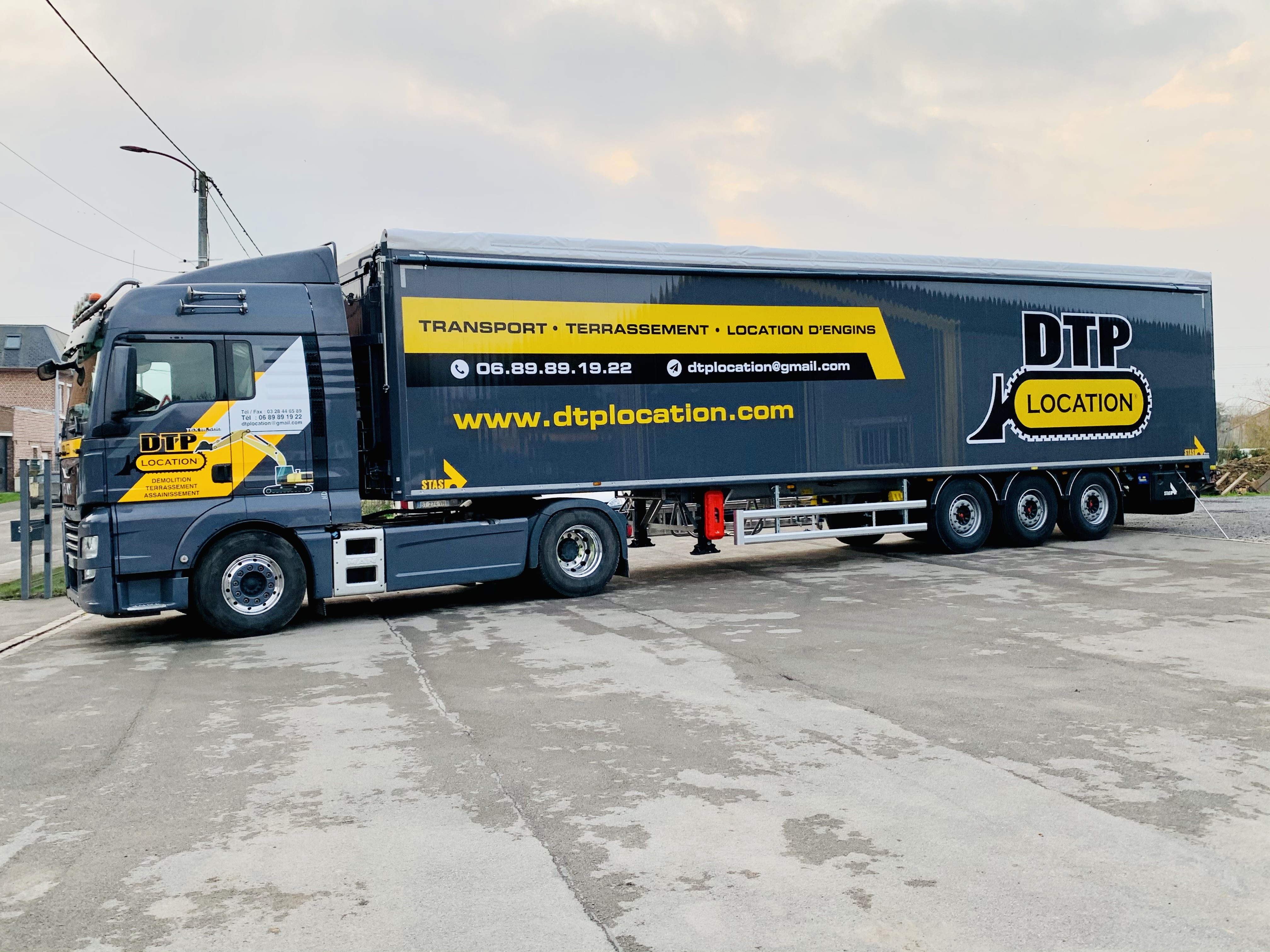 <div>La Semi benne Fond mouvant est spécialement conçue pour le transport en vrac des matériaux tels que terre, gravats, enrobés, déchets, céréales, compost, biomasse etc....&nbsp;<br>Son système de déchargement par fond mouvant hydraulique permet une vidange progressive, sans basculement, garantissant sécurité et efficacité, même dans des espaces à hauteur limitée.</div>